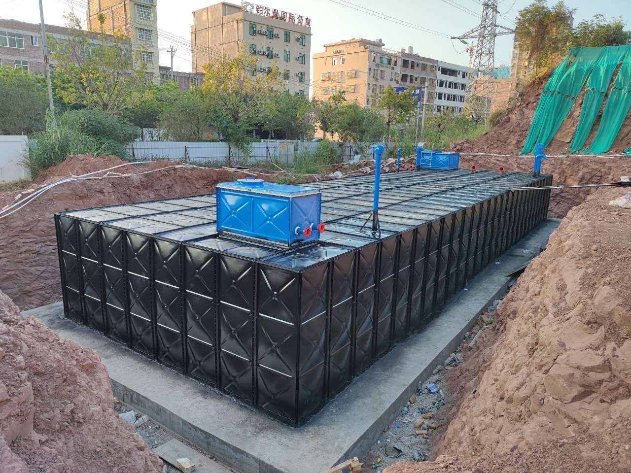 Composizione della stazione di pompaggio e forma di installazione di attrezzatura per l'approvvigionamento di booster integrate per la scatola sepolta anti-flottata